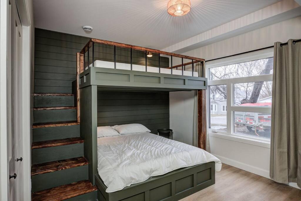Chic Suite By Westlynn Little Current Екстер'єр фото